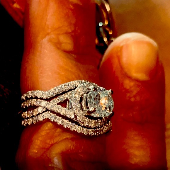 Halo Diamond Set in White Gold Wedding Set Size 6.5 - Picture 1 of 7